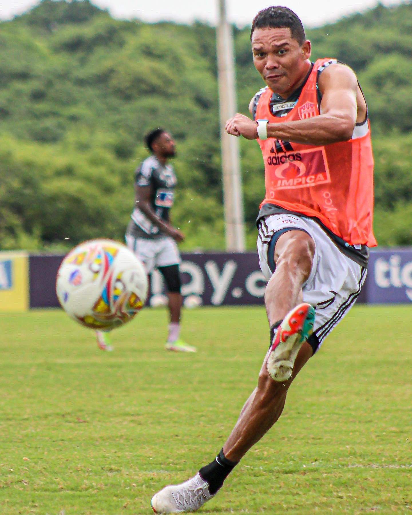 Calos Bacca afina la puntería en un entrenamiento. 