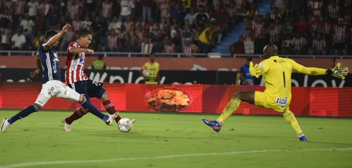 Carlos Bacca marca gol al DIM.