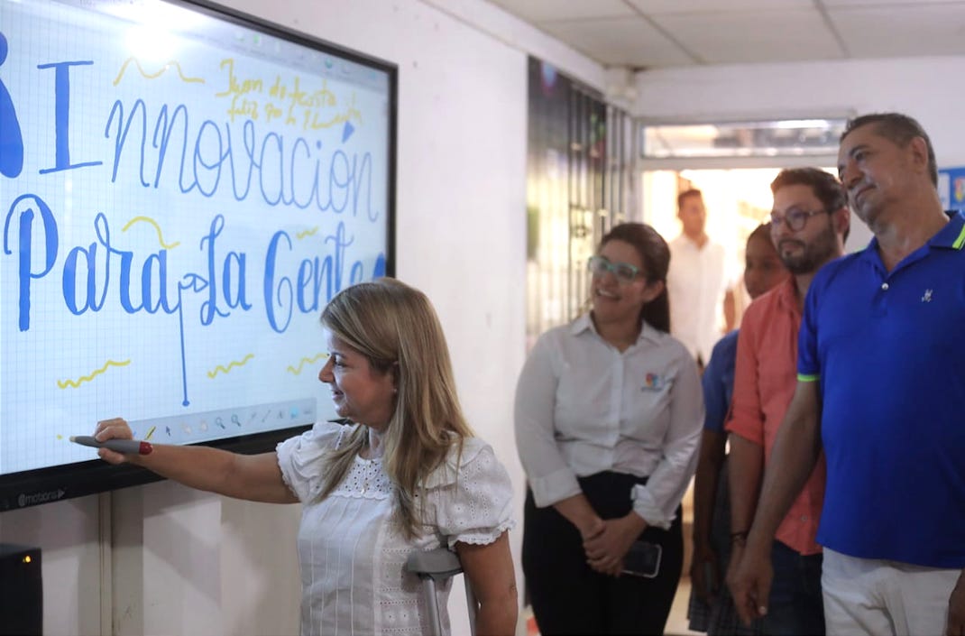 La Gobernadora protocolizando la entrega de los computadores.