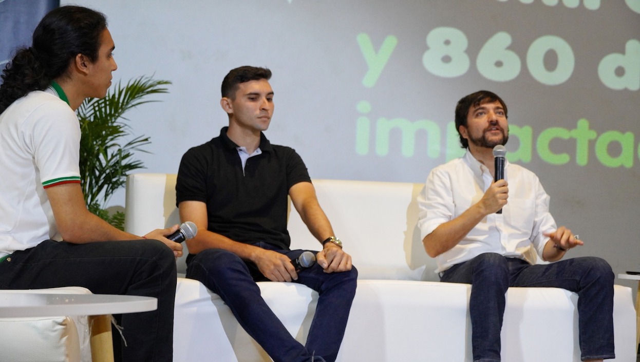 El Alcalde Jaime Pumarejo resaltando los logros.