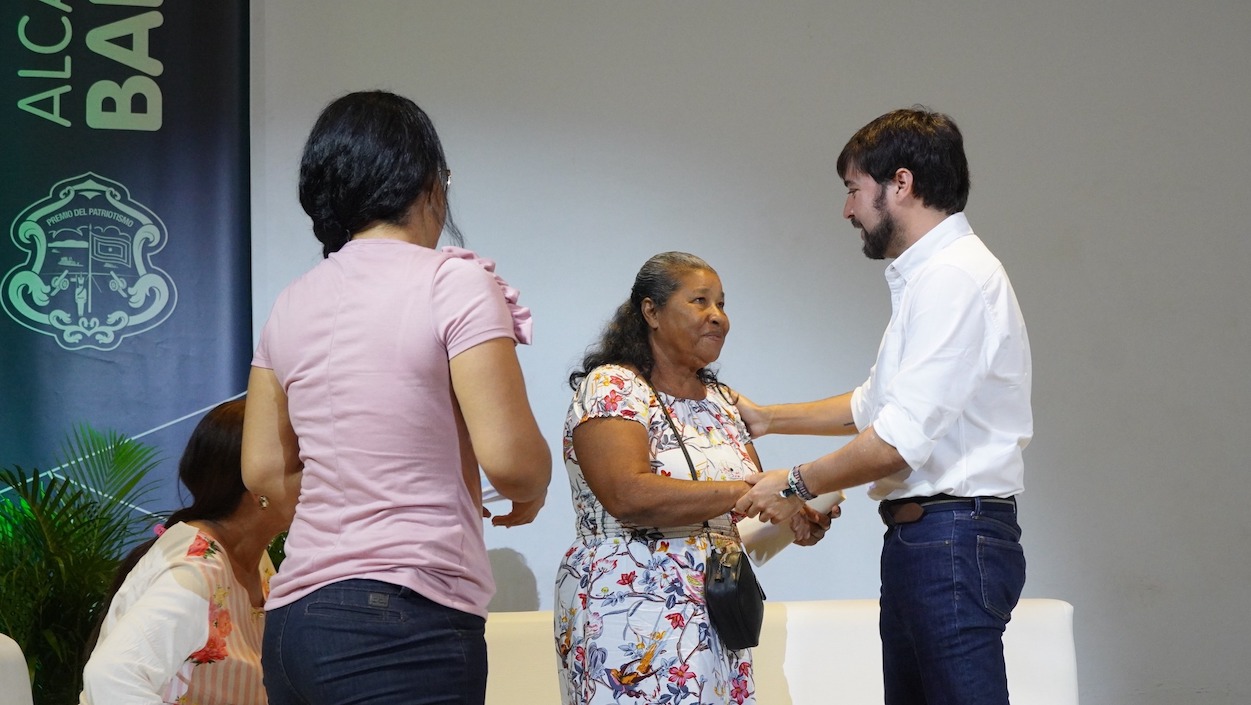 El Alcalde Jaime Pumarejo saludando a una participante.