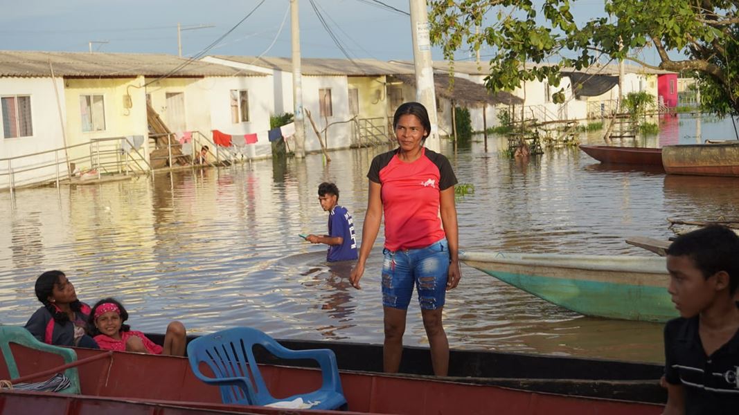 Habitantes caminan entre las aguas desbordadas de La Mojana.