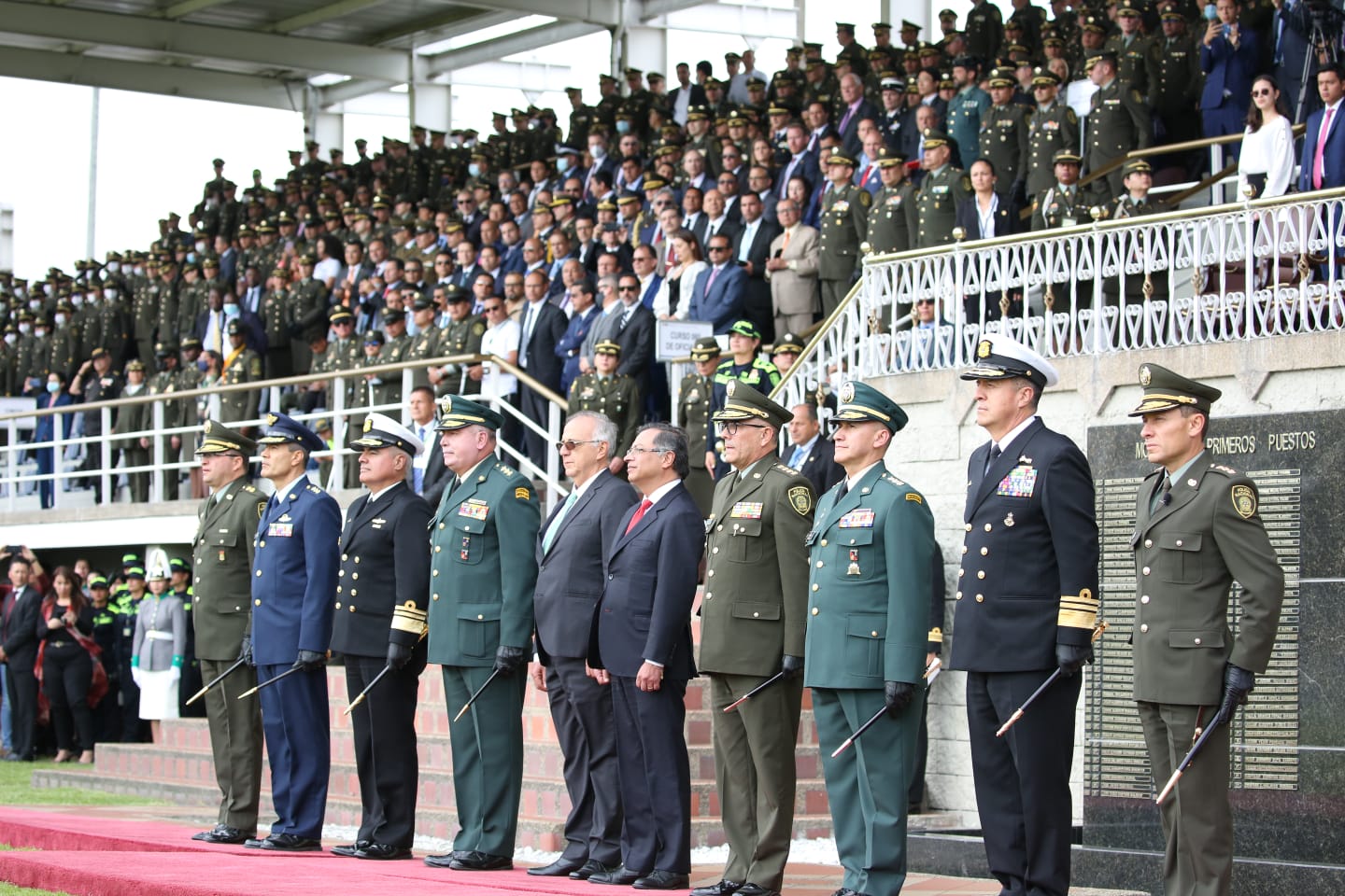 El presidente Gustavo Petro con los altos mandos militares y de Policía. 
