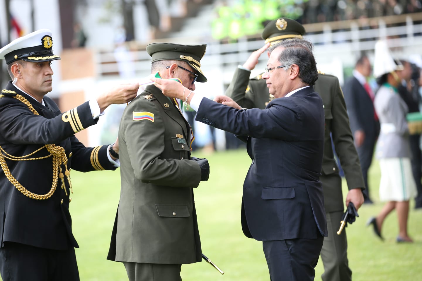 El saliente director de la Policía Nacional, general Jorge Luis Vargas Valencia, recibió la condecoración “Gran Líder”.
