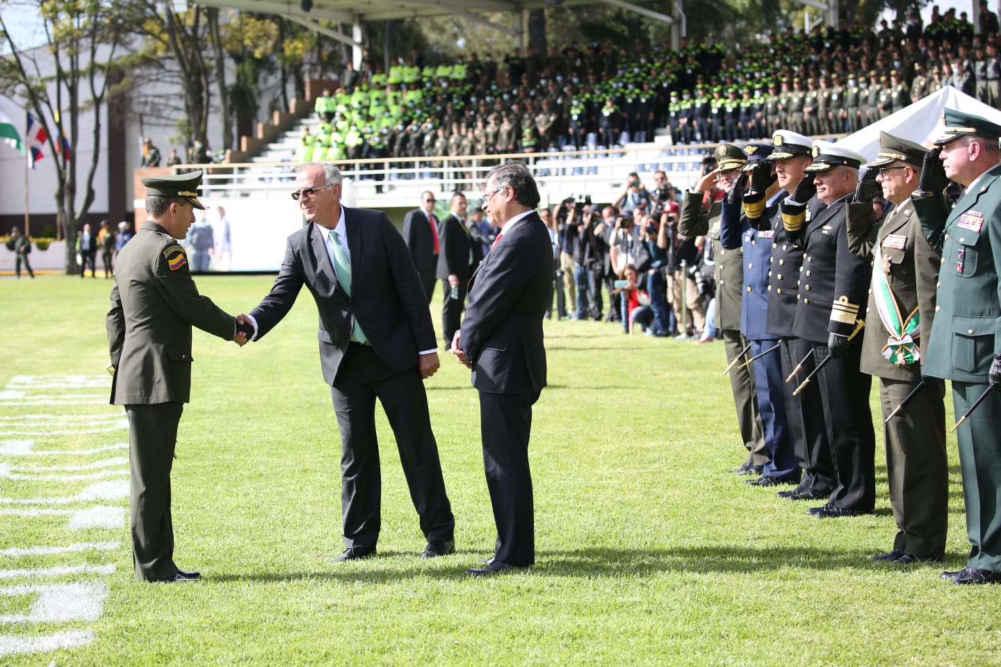 El ministro de Defensa y el Presidente de la República con el nuevo Director de la Policía Nacional. 