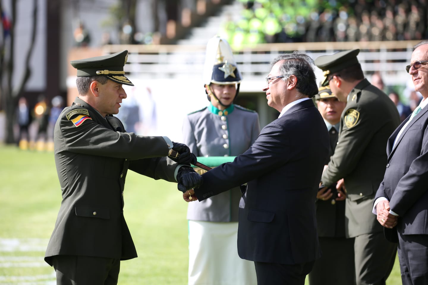 El presidente Gustavo Petro y el nuevo Director de la Policía, Mayor General Henry Armando Sanabria Cely.
