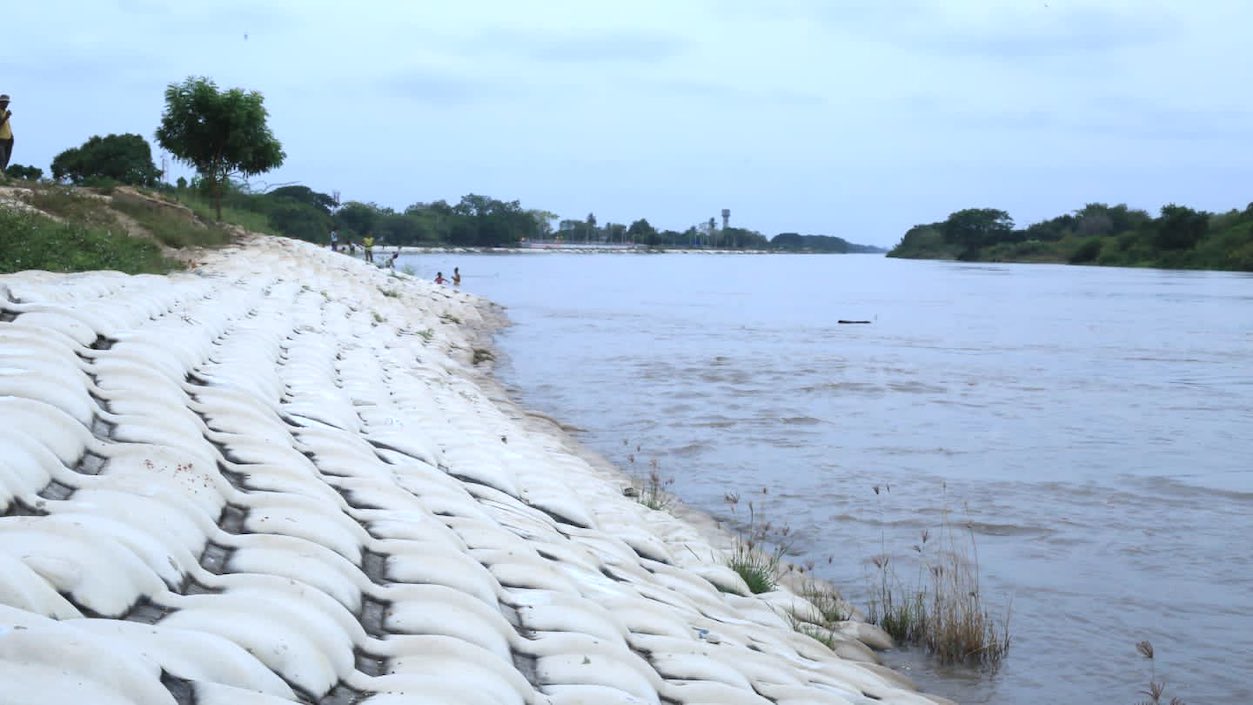 Trabajos de emergencia para prevenir inundaciones en Santa Lucía.