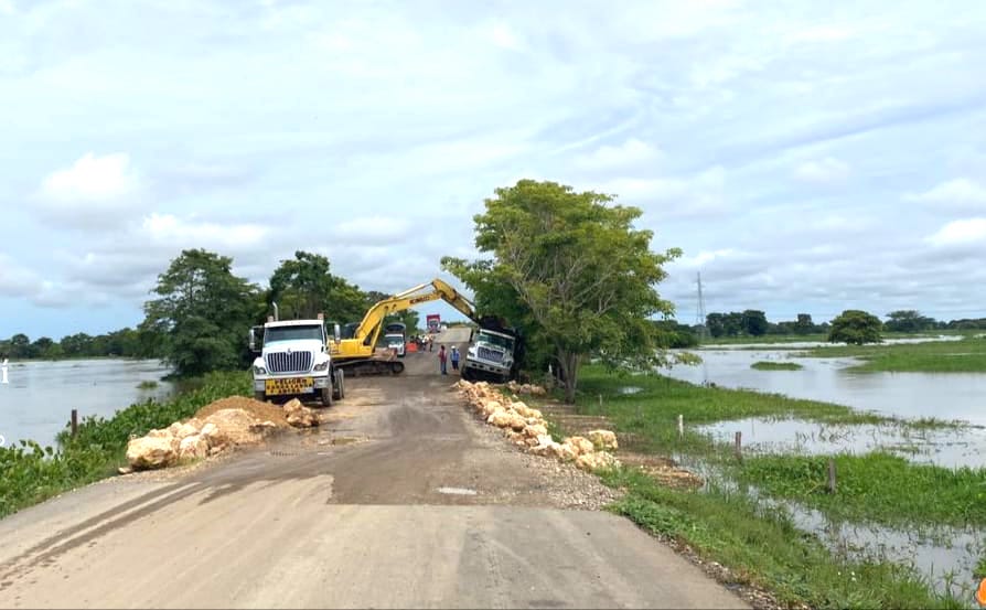 Maquinaria pesada trabajando en el lugar de la emergencia.