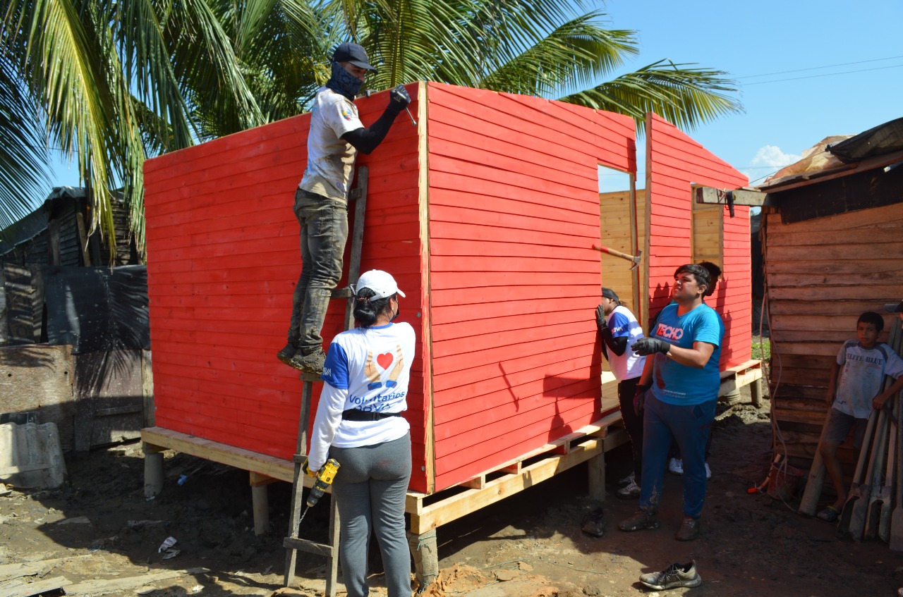 Voluntarios de la Fundación Techo.