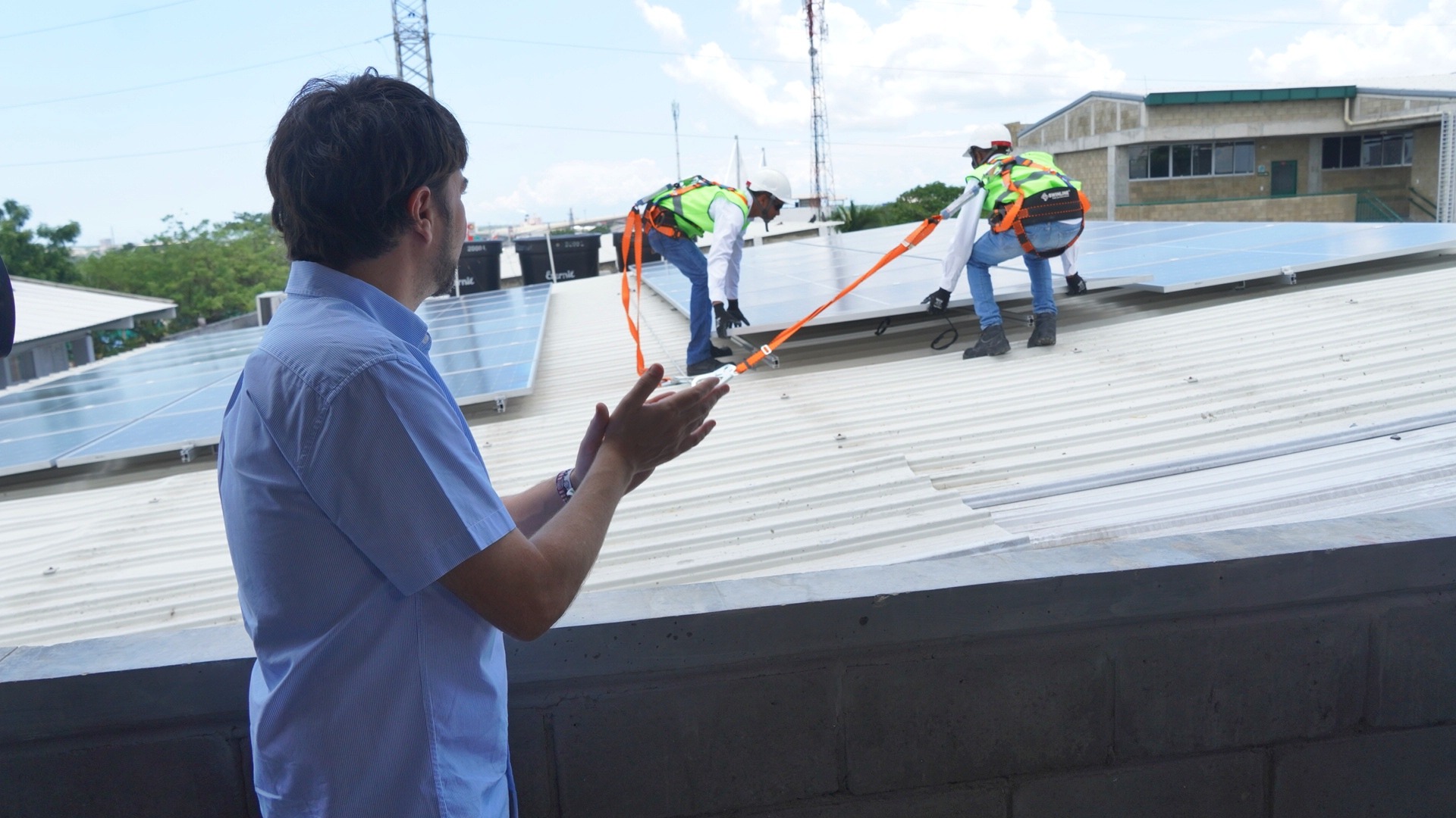 Alcaldía de Barranquilla El Alcalde en la instalación de paneles solares en el Colegio Simón Bolívar.