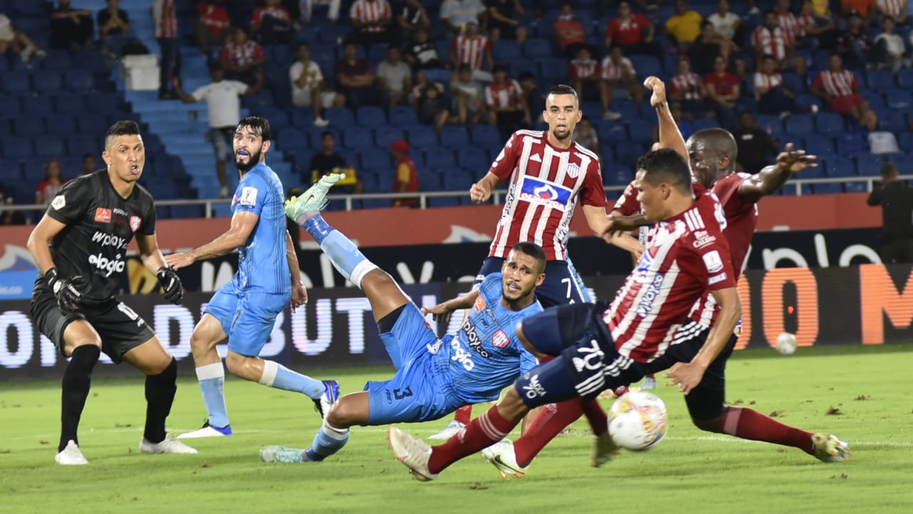 Carlos Bacca y Carmelo Valencia no pudieron rematar tras el centro de Walmer Pacheco.