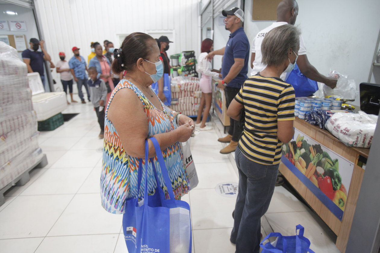 Los panameños se aglomeran para comprar alimentos en tiendas del Gobierno