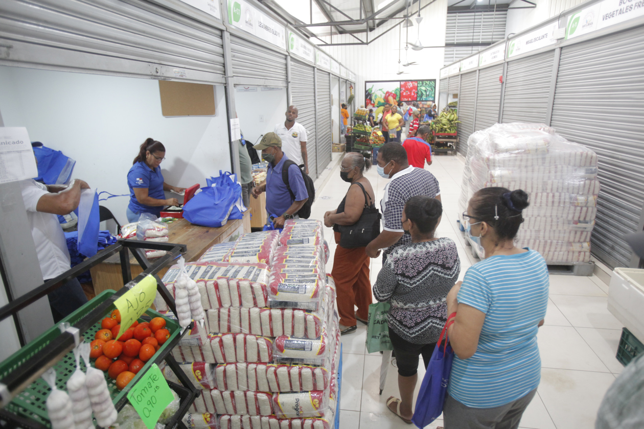 Los panameños se aglomeran para comprar alimentos en tiendas del Gobierno