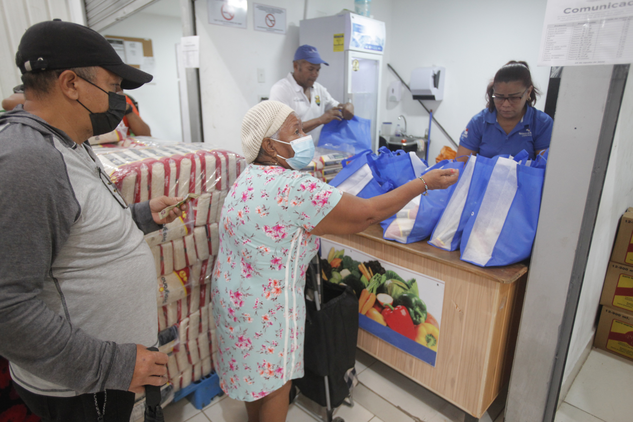 Los panameños se aglomeran para comprar alimentos en tiendas del Gobierno