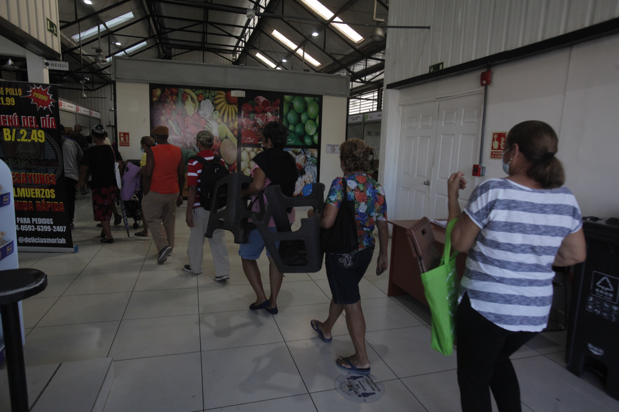 Los panameños se aglomeran para comprar alimentos en tiendas del Gobierno