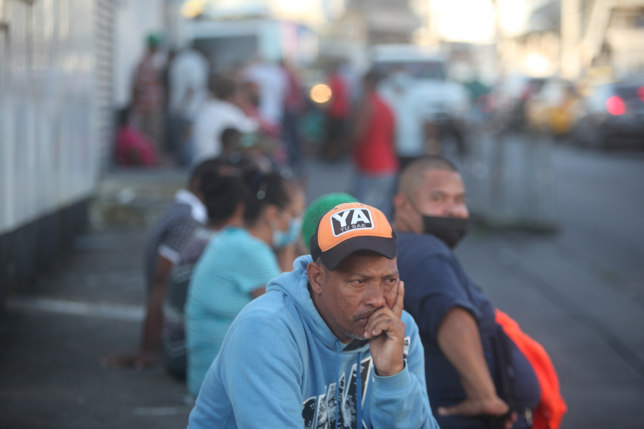 Los panameños se aglomeran para comprar alimentos en tiendas del Gobierno