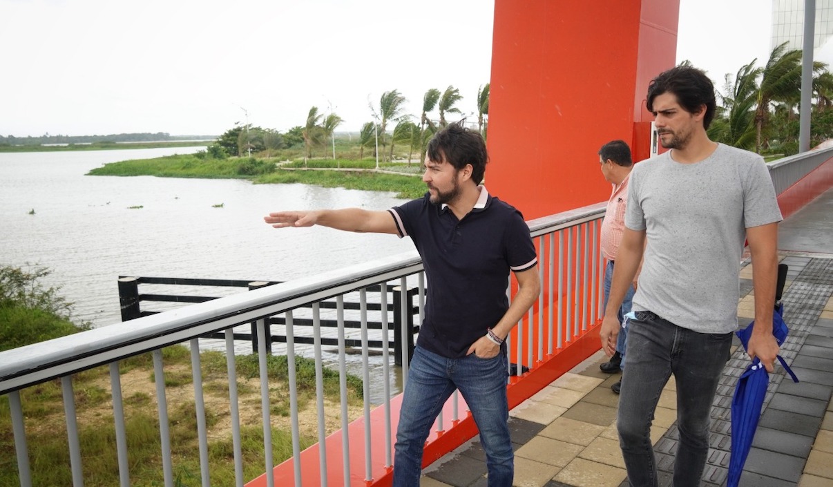 El Alcalde Jaime Pumarejo inspeccionando la zona.