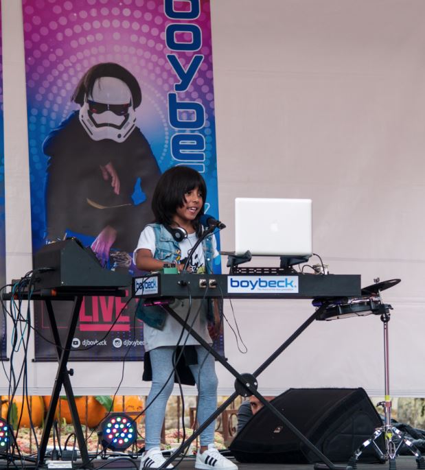 Boybeck durante una presentación en un evento corporativo.