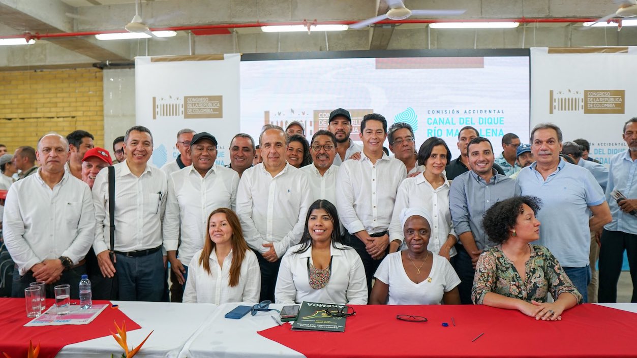 Congresistas de la Comisión Accidental con representantes del Gobierno Nacional.