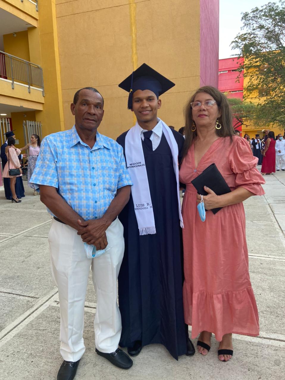Francisco Mendoza y Zeneris Martínez junto a su orgulloso hijo.