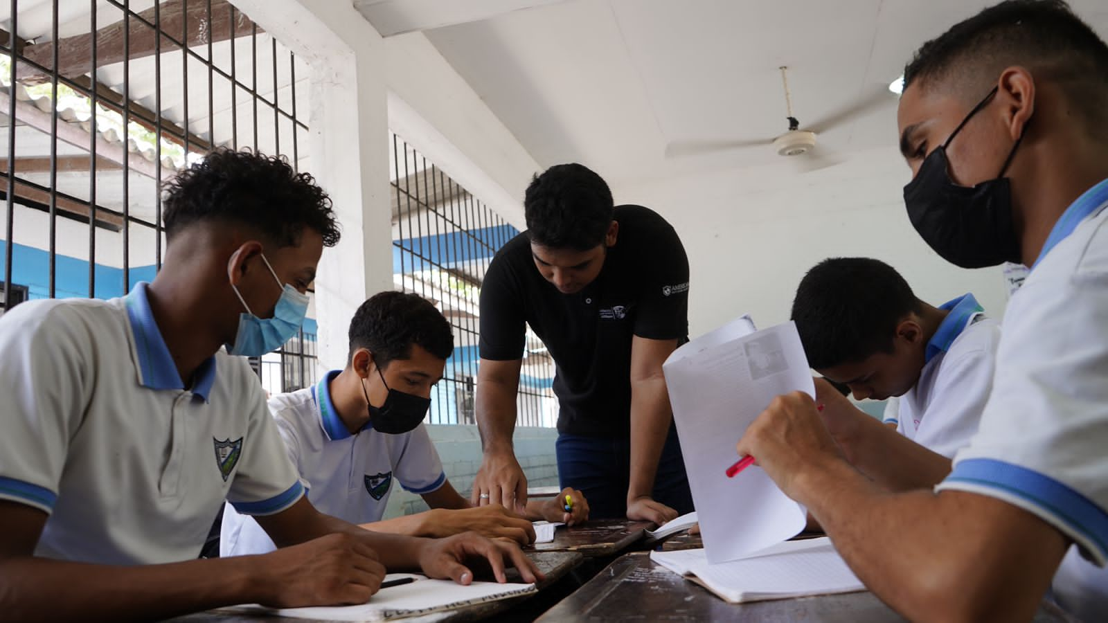 Jóvenes con discapacidad auditiva recibiendo educación.