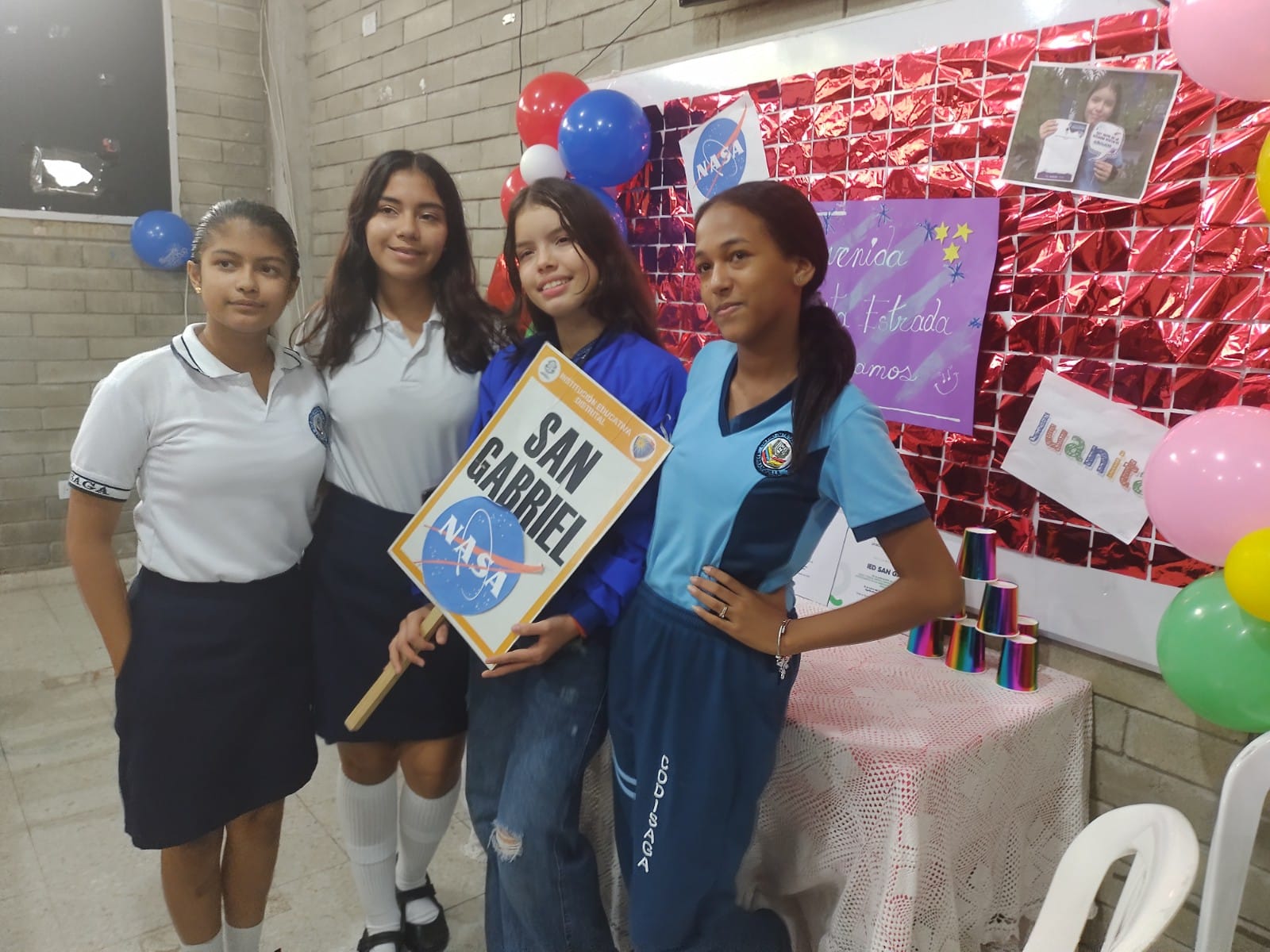 Juana Estrada junto a sus compañeras de estudio. 