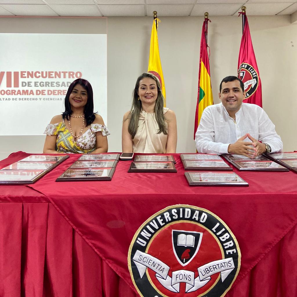 Mesa principal, de izq. Dra. Zhejer Gutiérrez González, Decana Facultad de Derecho y Ciencias Sociales; Dra. Beatriz Tovar Carrasquilla, Presidente  Delegada y Rectora Seccional (e); Dr. Carlos Mario Ibarra Osío, Representante de los Egresados ante el H. Consejo Directivo Seccional. 