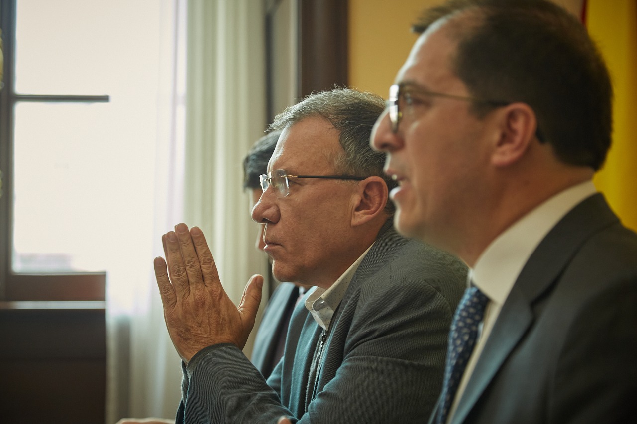 Roy Barreras, presidente del Senado junto a Francisco Barbosa, Fiscal general.