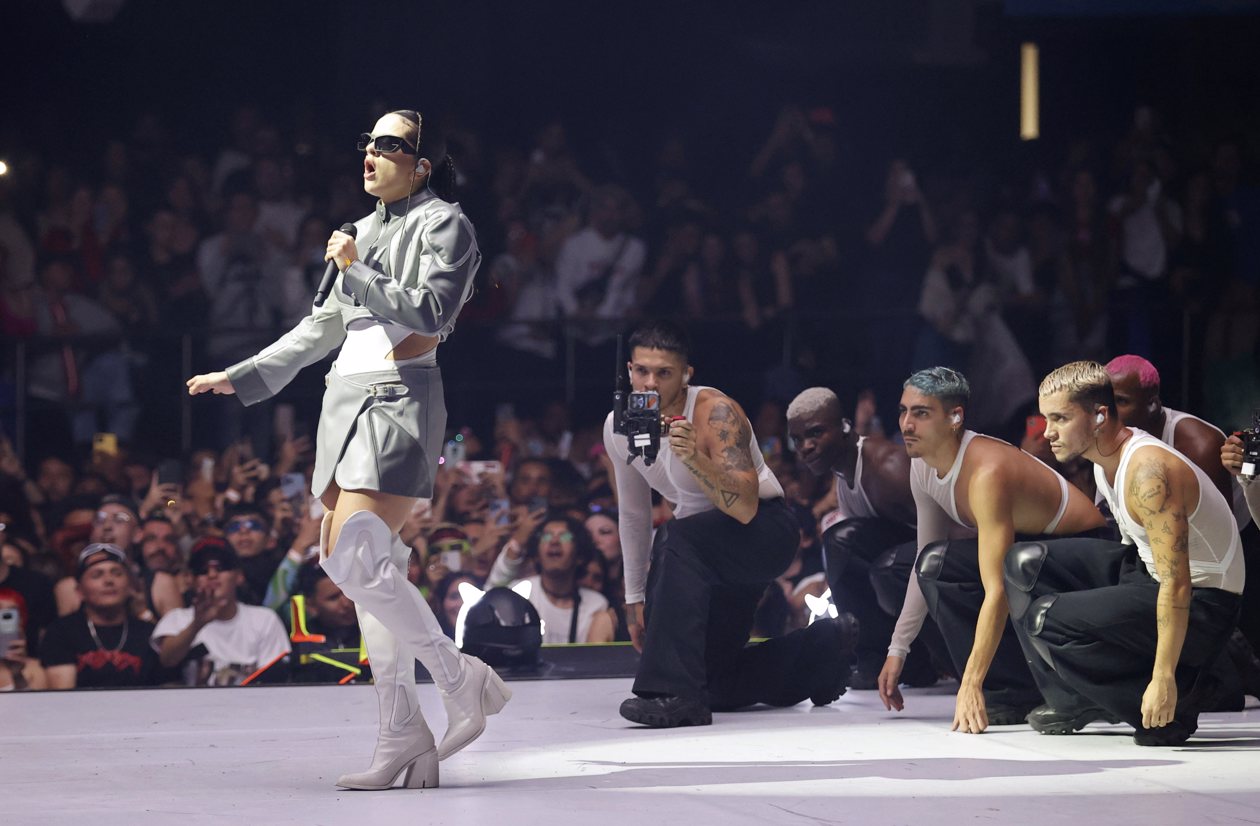 La cantautora española Rosalía actuó durante un concierto en el Movistar Arena de la ciudad de Bogotá.