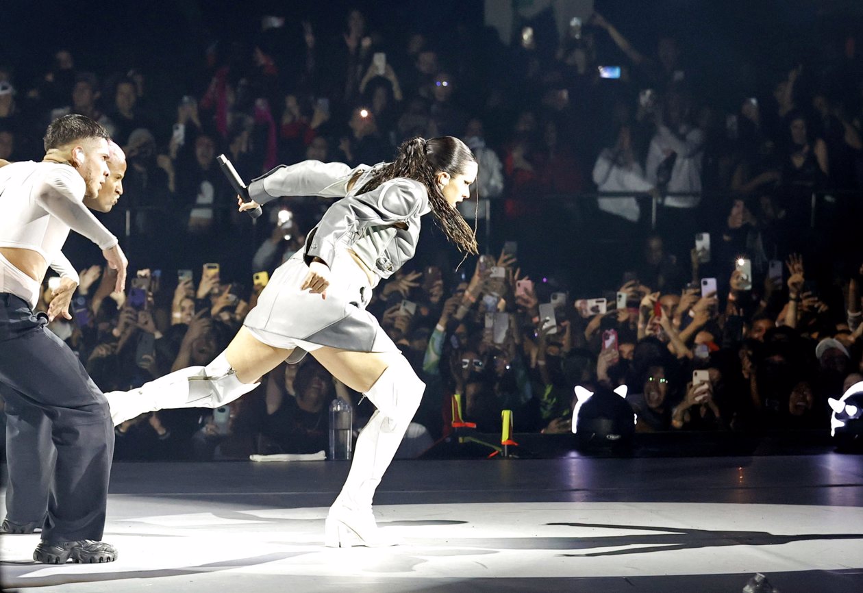 La cantautora española Rosalía actuó durante un concierto en el Movistar Arena de la ciudad de Bogotá.