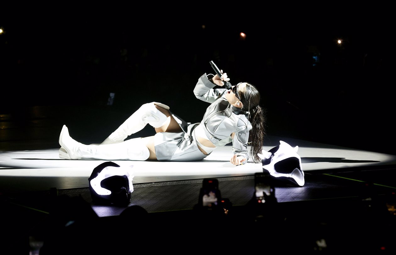 La cantautora española Rosalía actuó durante un concierto en el Movistar Arena de la ciudad de Bogotá.
