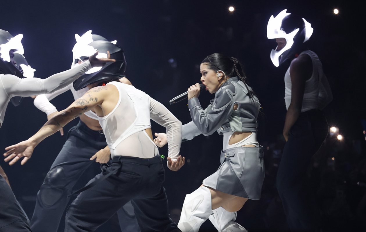 La cantautora española Rosalía actuó durante un concierto en el Movistar Arena de la ciudad de Bogotá.