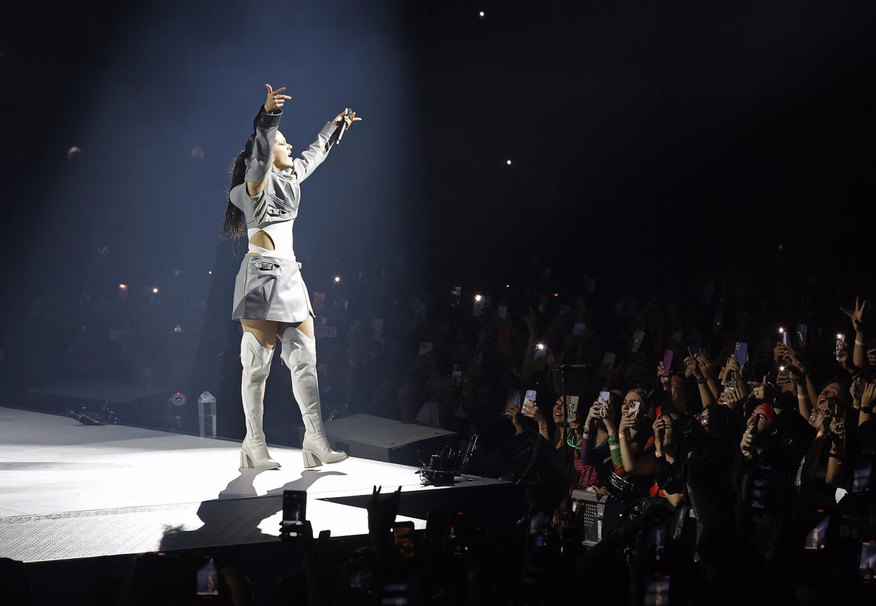 La cantautora española Rosalía actuó durante un concierto en el Movistar Arena de la ciudad de Bogotá.