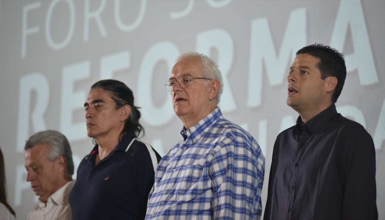 Los senadores Gustavo Bolívar y Mauricio Gómez Amín con el Ministro de Hacienda José Antonio Ocampo, durante el foro sobre la Reforma Tributaria en Barranquilla.