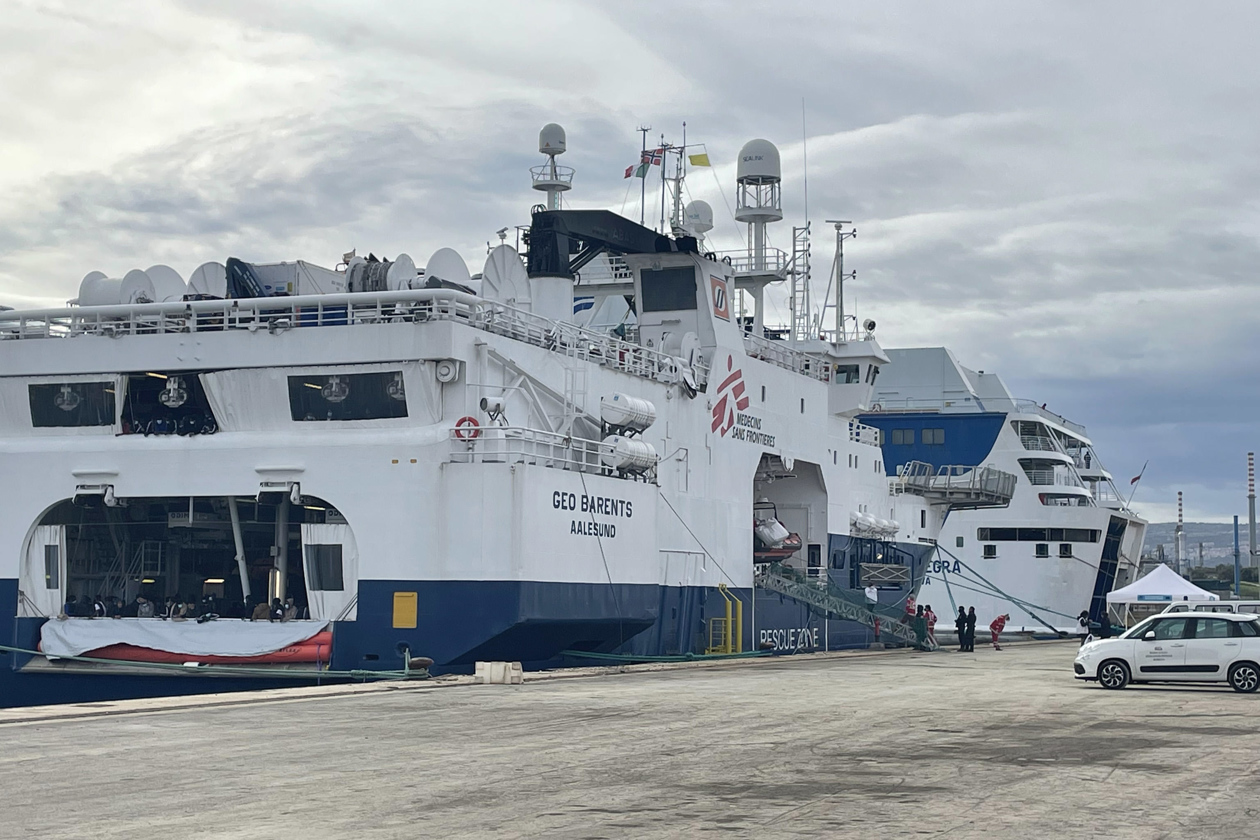 Migrantes esperan un puerto urgente para desembarcar desde que fueron rescatados en el Mediterráneo central. 