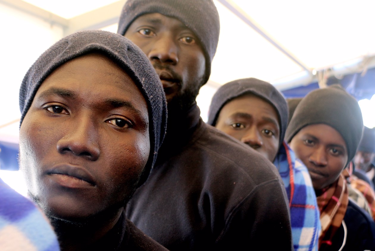 Migrantes esperan un puerto urgente para desembarcar desde que fueron rescatados en el Mediterráneo central. 