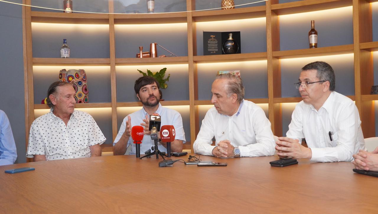 El Alcalde de Barranquilla, Jaime Pumajero, junto a representantes del concesionario, el Ministro de Transporte, Guillermo Reyes y el director de la ANI, William Camargo. 