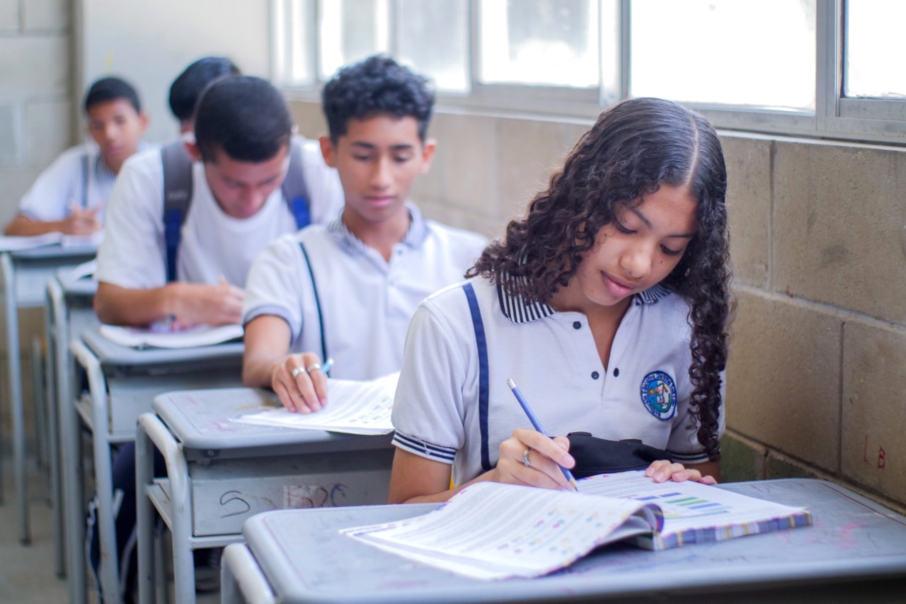 Estudiantes de colegios oficiales recibieron tutoría en las aulas.