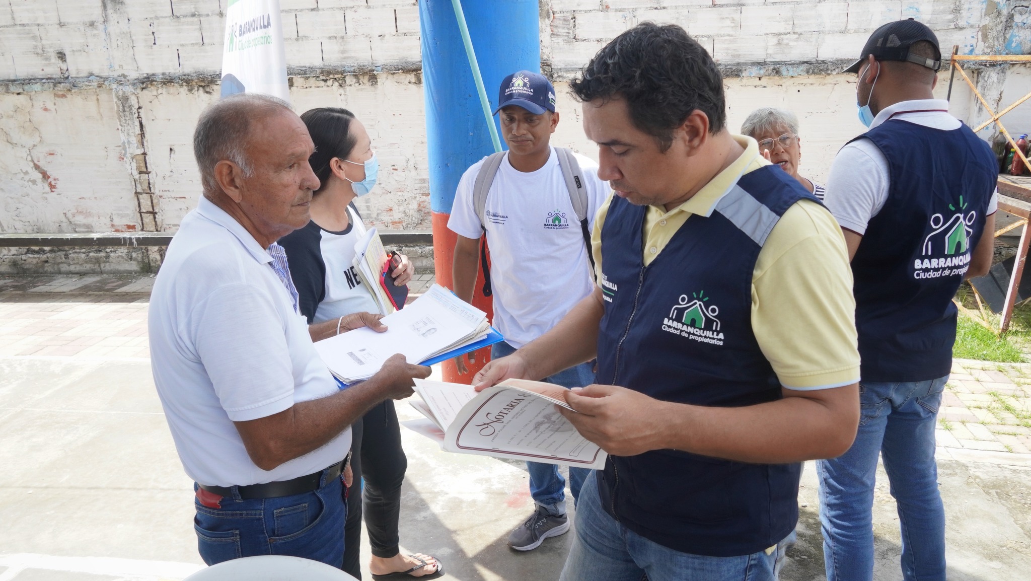 Alcaldía de Barranquilla Beneficiarios con funcionarios de la Alcaldía.