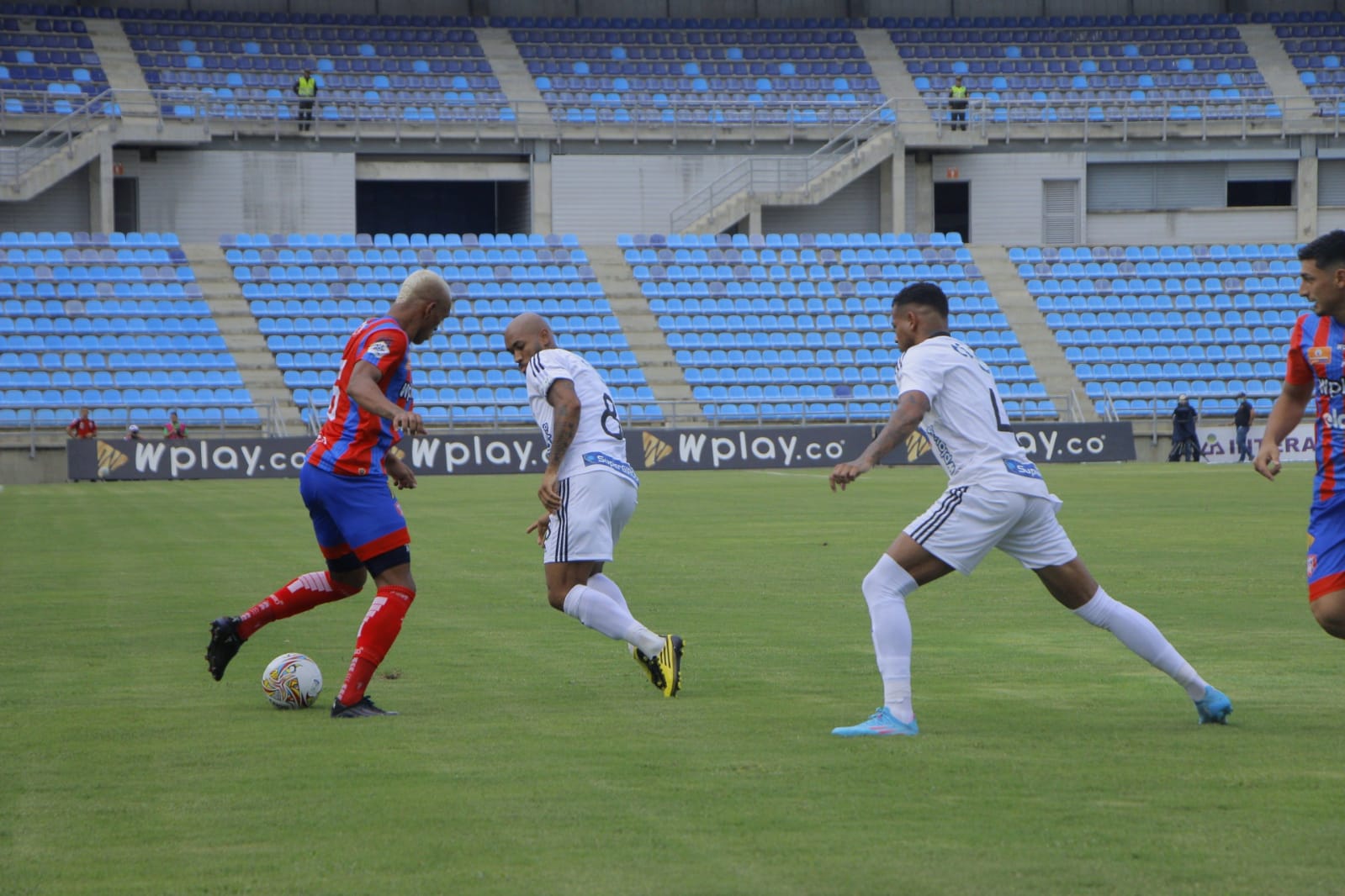 Jermein Peña enfrentando a Freddy Hinestroza y César Haydar.