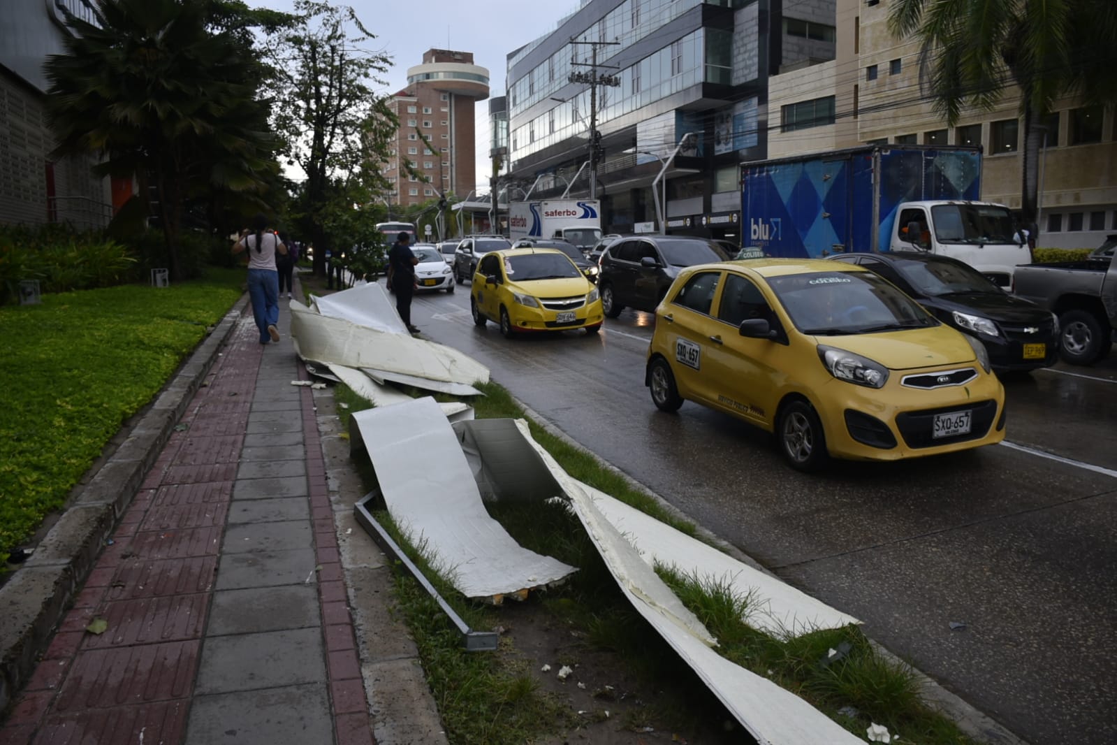 Una valla publicitaria en el suelo en la calle 93 con la carrera 51 B.