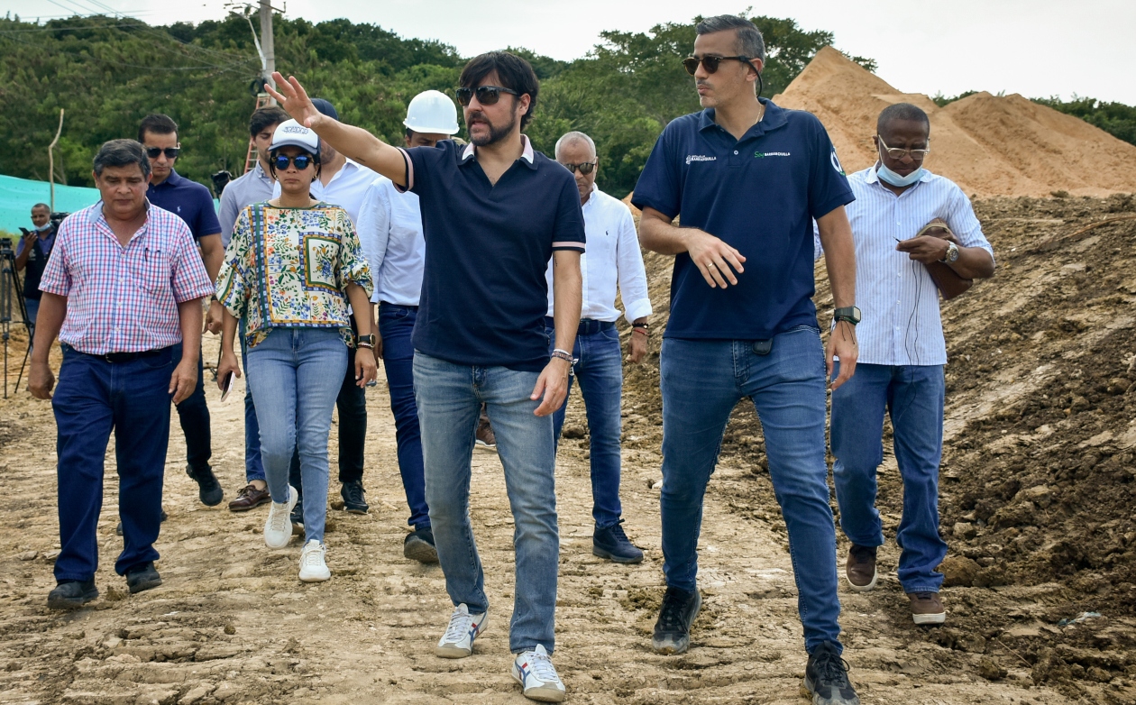 El Alcalde Jaime Pumarejo recorriendo la zona del proyecto.