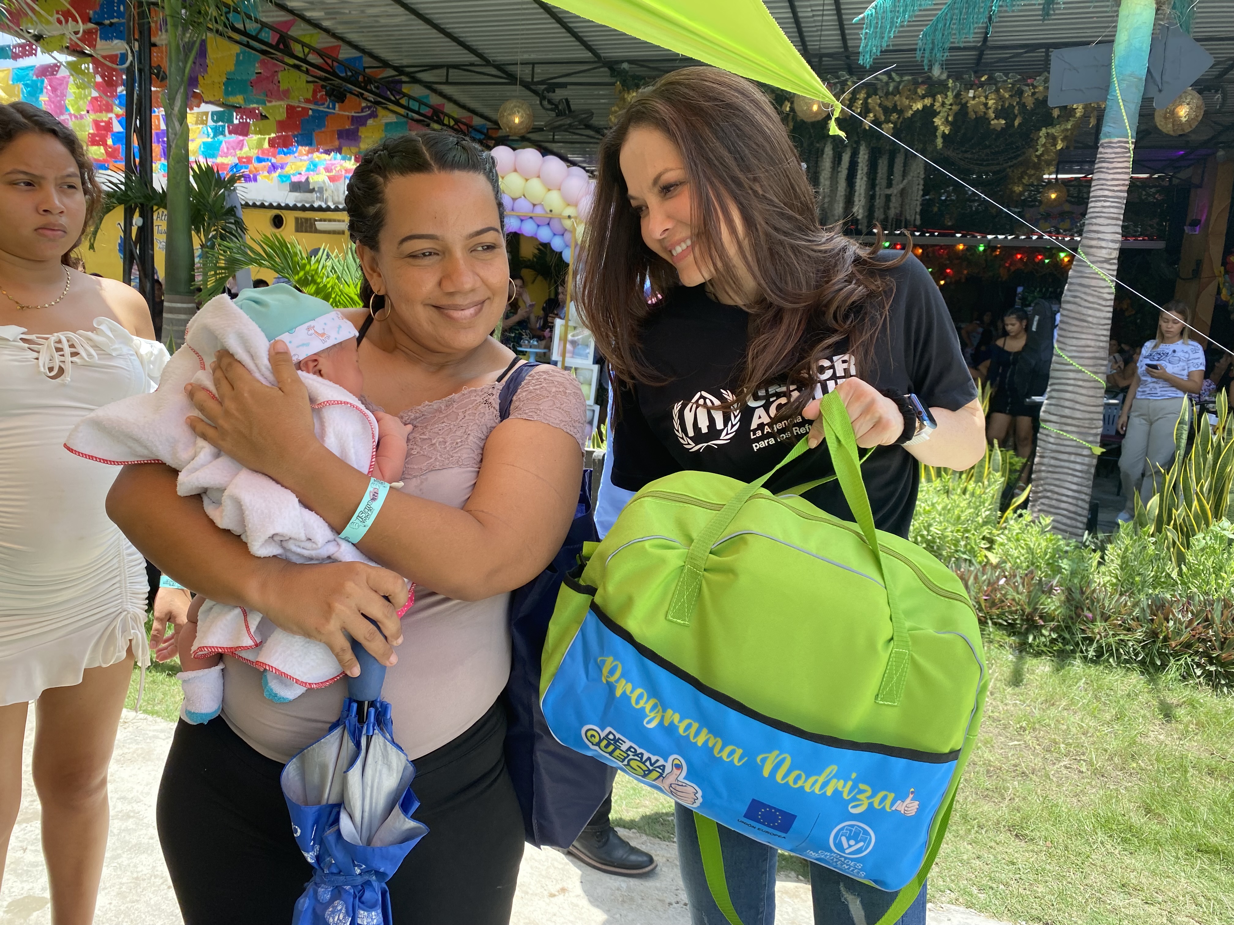 La actriz venezolana Coraima Torres junto a la población refugiada y migrante venezolana en Barranquilla.