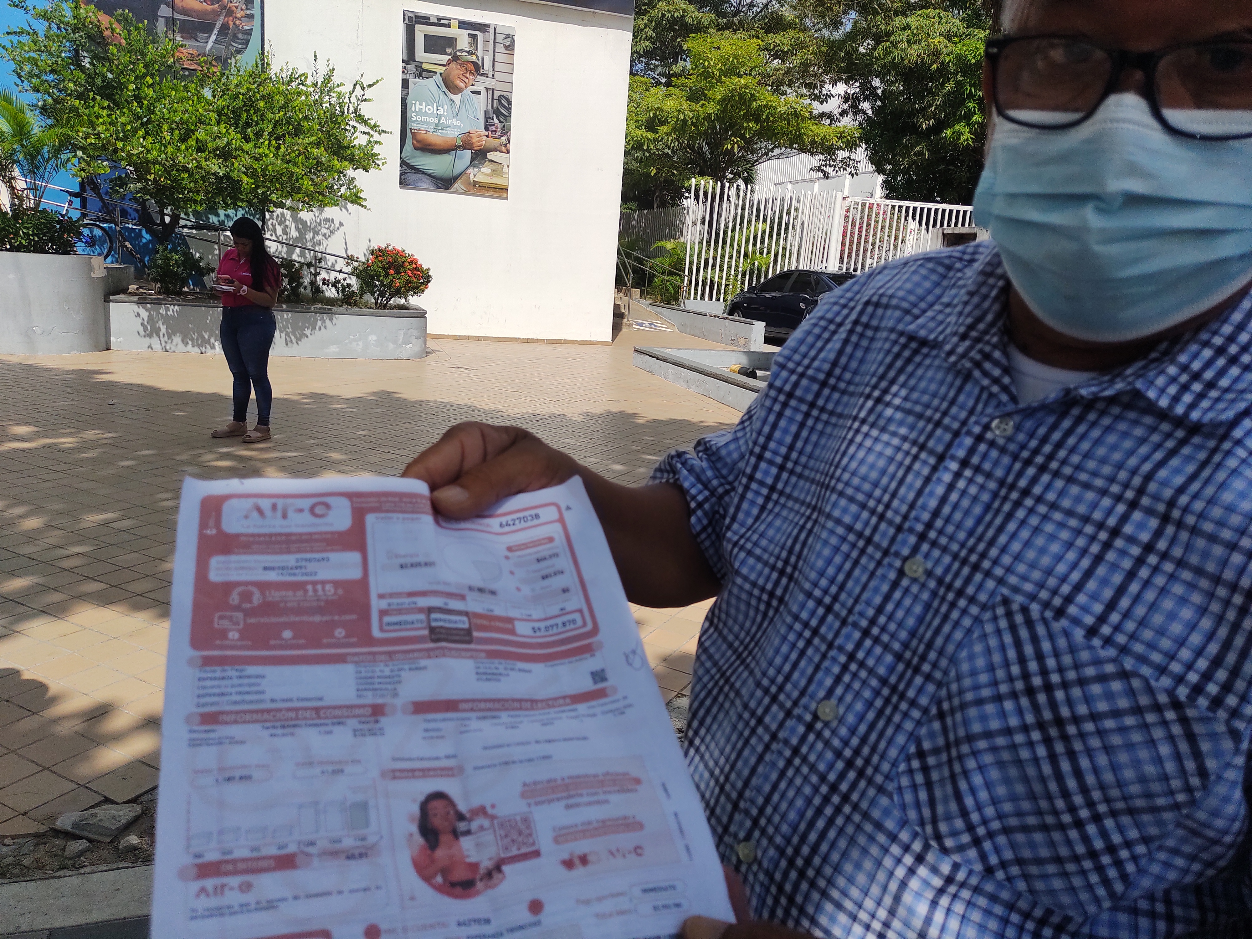 Manuel Ramírez poniendo su queja en las oficinas de Air-e en la Unión.