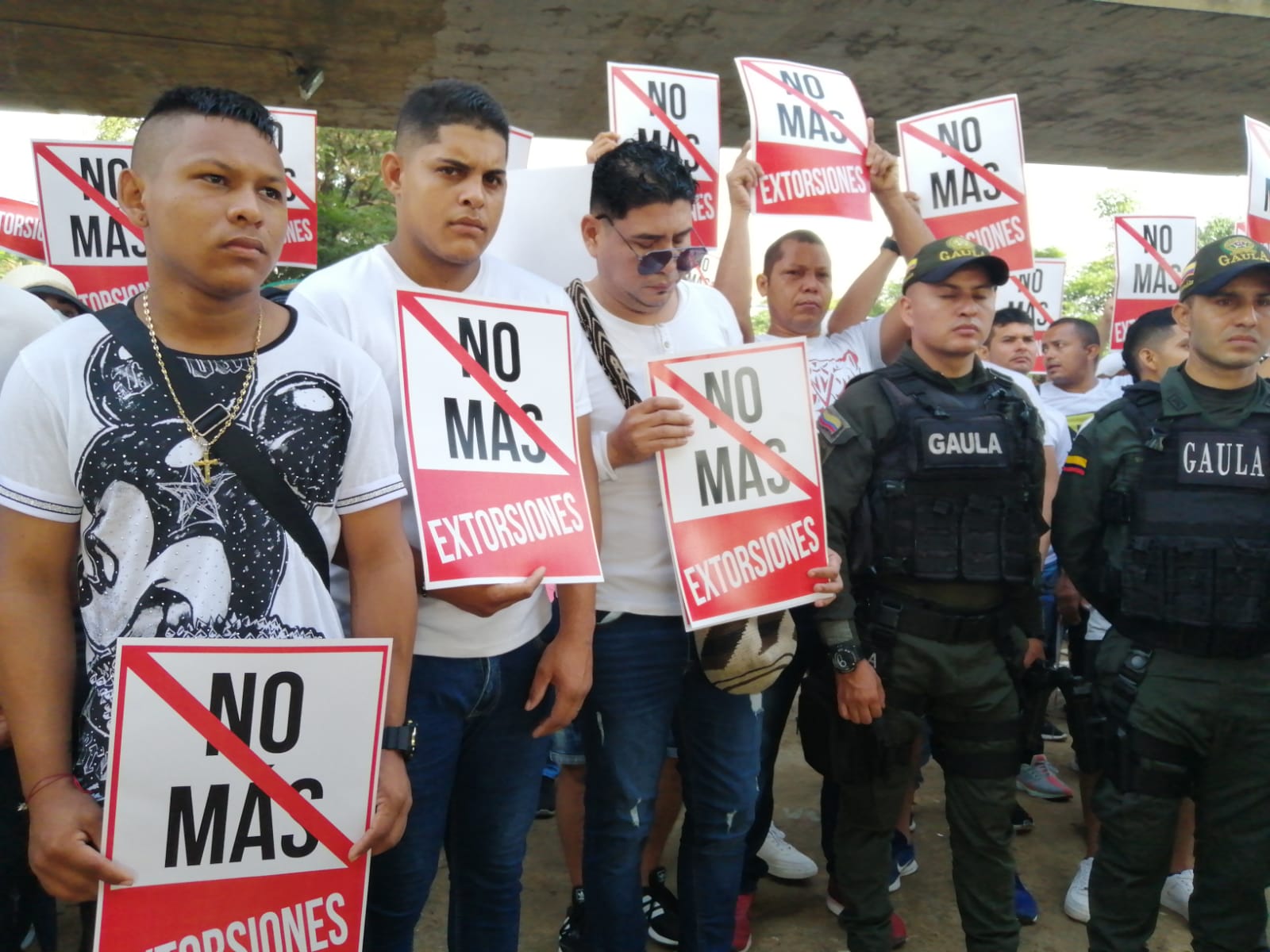 "No más extosiones", se lee en los carteles de comerciantes de Soledad y Malambo.