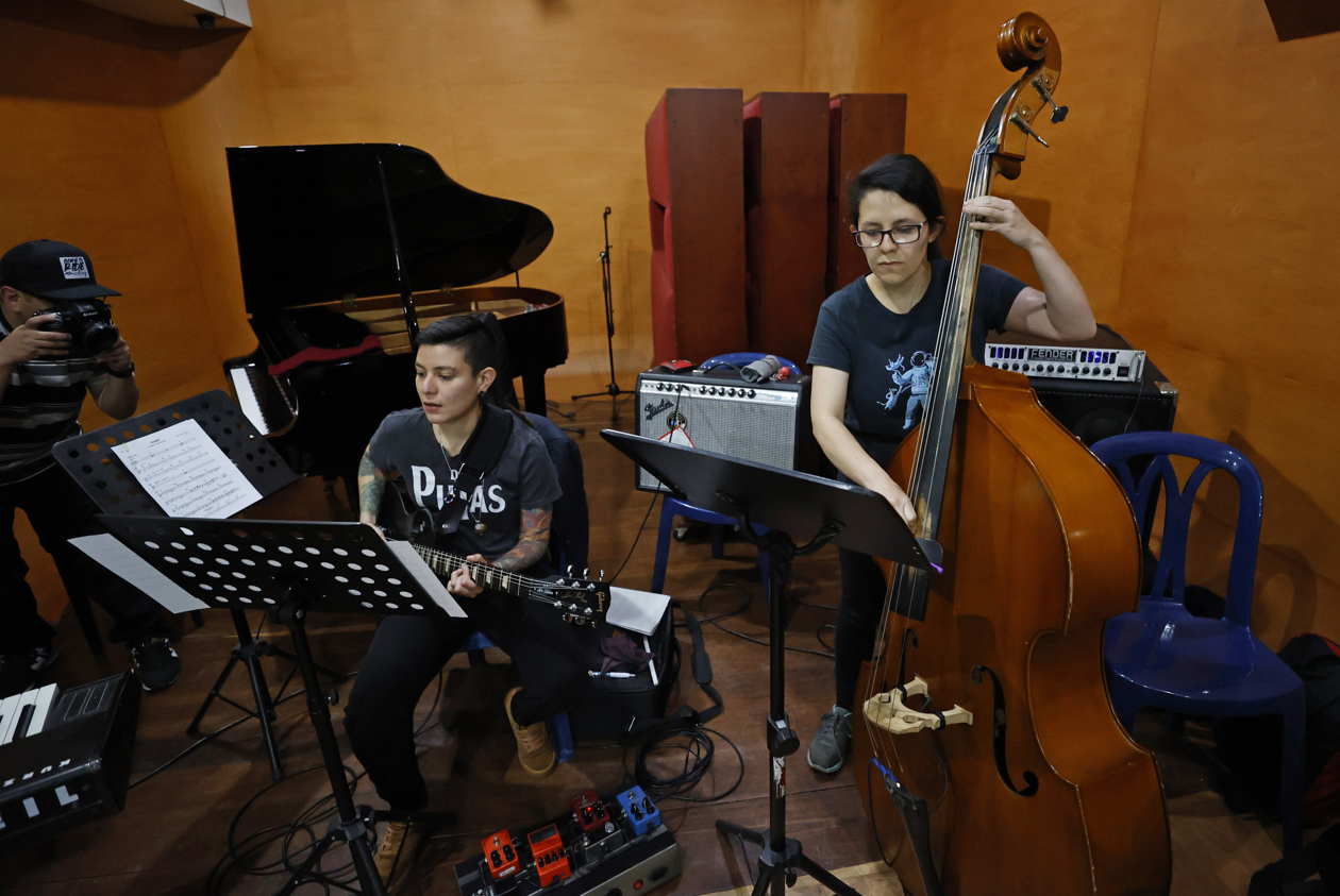 Ensayo general de la Big Band femenina en Bogotá.