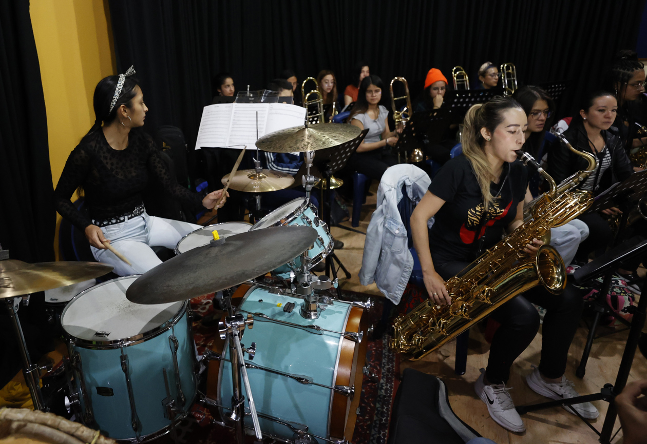 Ensayo general de la Big Band femenina en Bogotá.