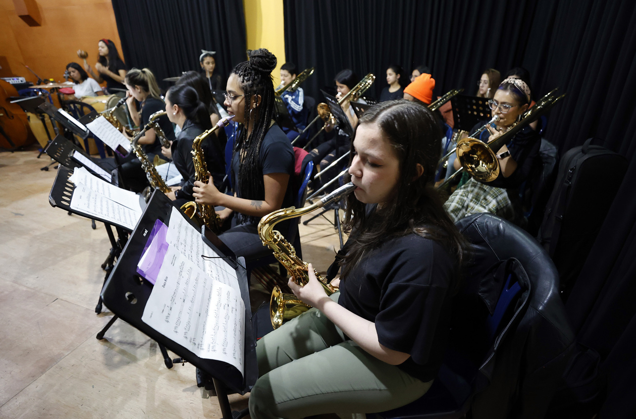 Ensayo general de la Big Band femenina en Bogotá.