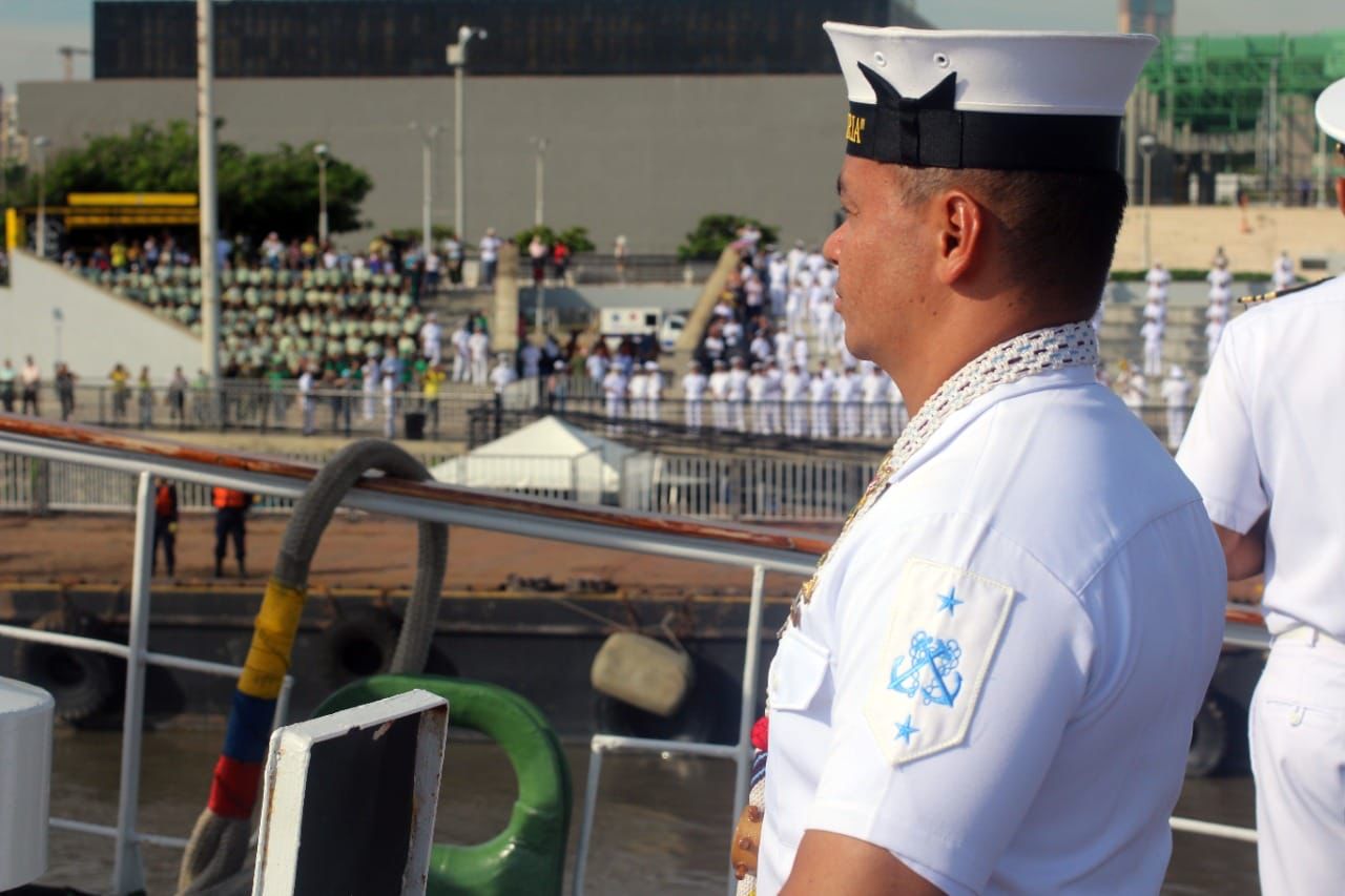 Miembros de la Armada recibiendo al Buque.