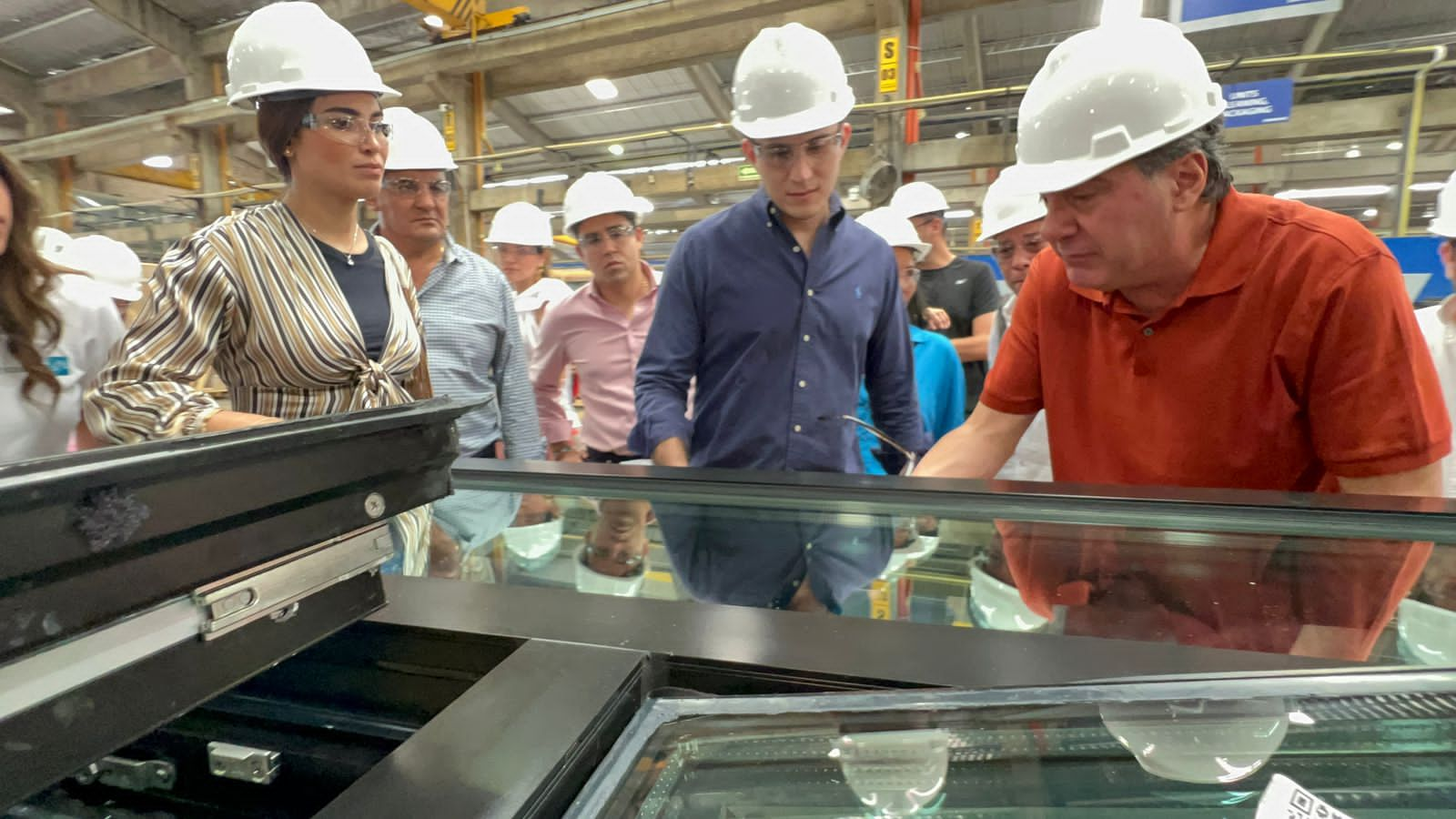 Rodolfo Espinosa, presidente de Energía Solar, le muestra una ventana de alta calidad a Walidth Manzur y Saray Robayo representantes conservadores y de la U del departamento de Córdoba.